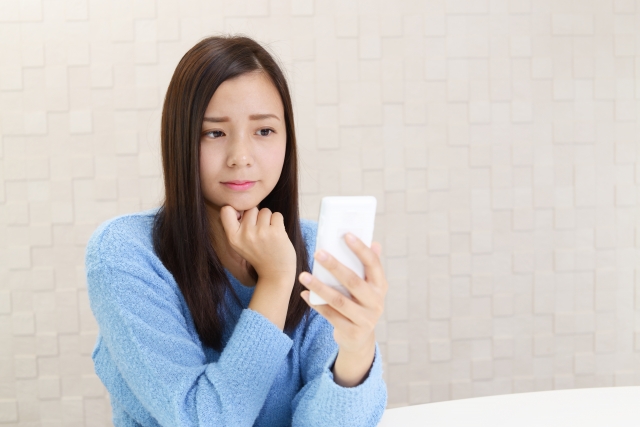 スマホで検索する女性