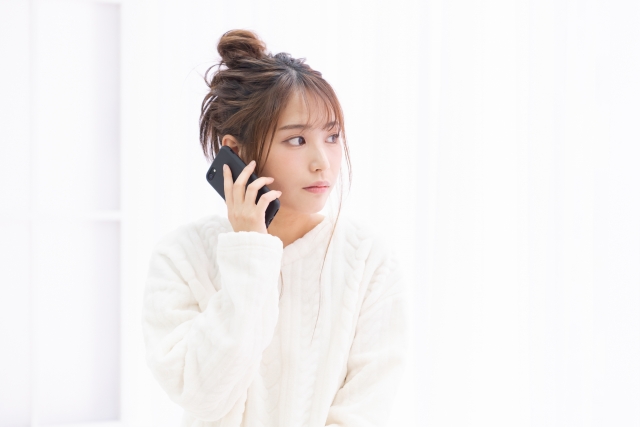 スマホで電話をする女性