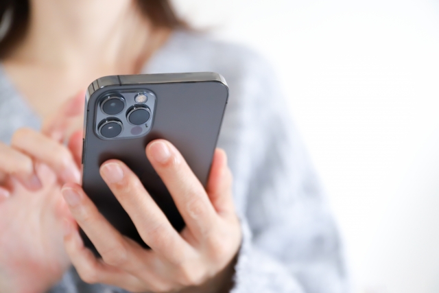 スマホを持つ女性